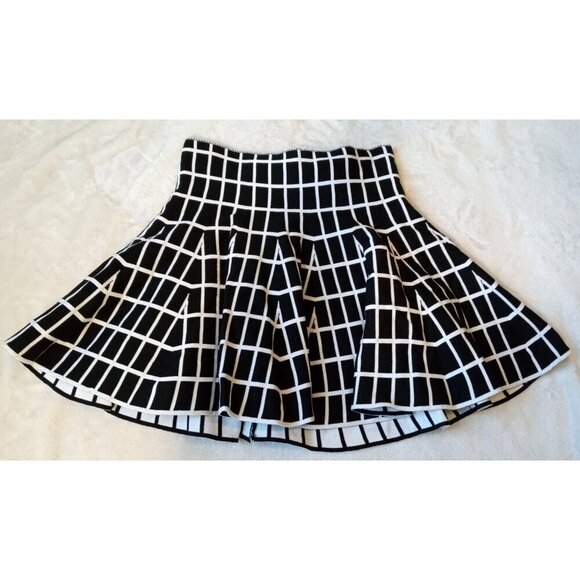 Roommates B&W Plaid Mini Skater Skirt Size Large Perfect for a Party or a night - Picture 2 of 14